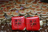 2017年9月29日，安徽黄山，新鲜出炉的“徽式梅干月饼”。Stan/视觉中国
