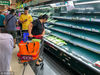 2018年9月15日，强台风“山竹”来袭，广州部分超市蔬菜、冰鲜肉被抢购一空。PG/视觉中国