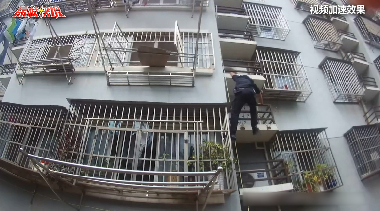 命悬一线！特警徒手爬四楼解救轻生女子