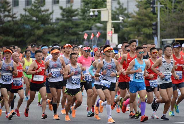 2018年北京马拉松起跑 万人参与场面壮观