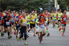 2018年9月16日，北京，来自43个国家和地区的三万余名马拉松参赛选手在天安门开跑展开角逐，在众多参赛选手中，不乏身着奇装异服者，吸引众多参赛者和群众围观。