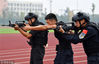 为了在比赛中打出好的成绩，来自阿坝特警的参赛队员在赛前反复进行长短枪互换射击的训练。