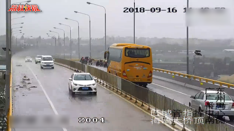 “山竹”呼啸，大巴司机桥上停车义救摩托车主