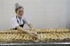 2018年9月17日，在浙江省杭州市临安区天目山镇一家食品厂内，员工在整理中秋月饼准备包装。