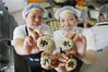 2018年9月17日，在浙江省杭州市临安区天目山镇一家食品厂内，员工在展示手工制作的中秋月饼。视觉中国