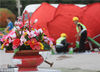 2018年9月17日，北京，天安门广场17米高“祝福祖国”巨型花篮开始安装花卉，布置安装工作正加紧进行。

