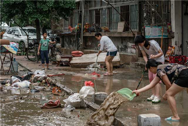 广东珠海：台风“山竹”过后 市民走上街头恢复市容市貌