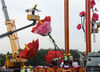2018年9月17日，北京，天安门广场17米高“祝福祖国”巨型花篮开始安装花卉，布置安装工作正加紧进行。杜佳/视觉中国