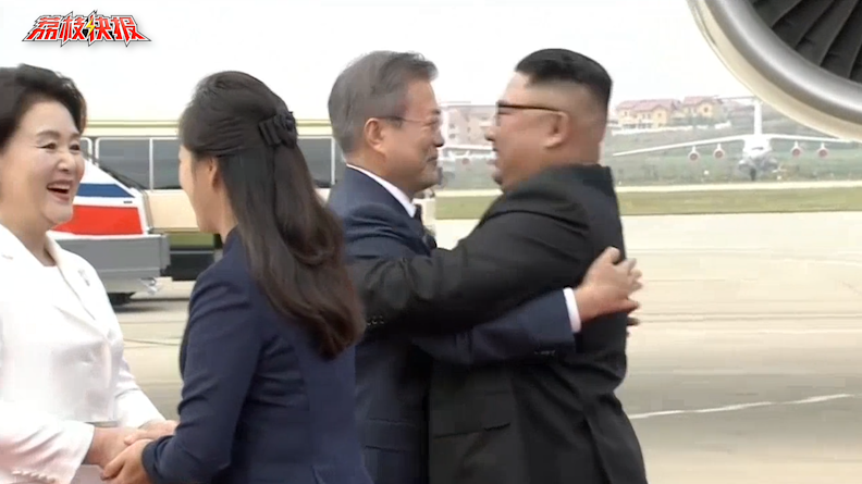 朝韩领导人平壤再聚首！一见面就贴脸拥抱三次