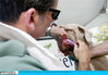 一只宠物狗在主人的帮助下刷牙。gettyimages/视觉中国