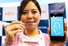 当地时间2017年12月25日，日本东京，一名牙科保健员正在展示Sunstar公司推出的新款智能牙刷GUM PLAY。GUM PLAY最大的亮点在于可以追踪用户的刷牙动作。这款牙刷分别两个部分，牙刷底座内置传感器和蓝牙，可以连接手机软件，记录并为用户的刷牙动作打分，以达到帮助用户改善不良刷牙习惯的作用。Yoshio Tsunoda/AFLO/视觉中国