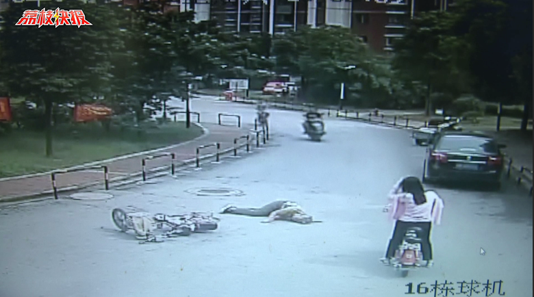 怒！大妈被撞昏迷 肇事女充当看客