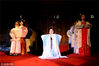 2015年09月26日，甘肃张掖，甘州区参照古代祭月的礼乐制度，举行“拜月寄情，汉风今韵”活动。
图为身着汉服的女子正在按照祭月仪式进行跪拜。鸿雁/视觉中国