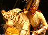 2004年9月26日，广州长隆夜间动物世界的动物明星们提前度过了一个妙处横生的中秋节。白老虎吃月饼。魏辉/视觉中国