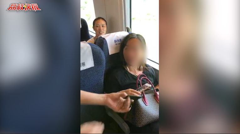 再现“高铁座霸”：这是谁的座位啊，为什么不能坐这里