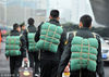 2012年11月25日，南京，武警江苏总队一支队退伍老兵踏上返乡征程。李科/视觉中国
