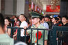 2017年9月1日，在北京火车站，一位战士来为他的战友们送别。在候车室里，他笑着向战友们敬礼、挥手。 可是，当战友即将踏入检票口的一刻，他的眼泪就再也忍不住了。中国青年网 孙钊 宋继祥/视觉中国