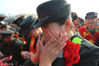 2017年9月23日，西宁，陆军第76集团军某旅信息保障队退伍女兵孙佳怡被卸下军衔后，泪水夺眶而出，战友为她擦拭眼泪。袁宏彦/视觉中国