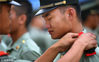 2018年8月31日，济南，武警山东总队济南支队200余名战士光荣退出现役，告别武警橄榄绿方队。小米/视觉中国