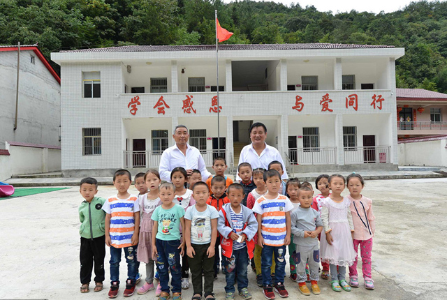 湖北襄阳：海拔1400多米的高山“微小学”开学 全校只有21名学生