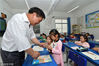 2018年9月1日，湖北省襄阳市保康县歇马镇莫家垭教学点教师乔永斌给学生们上课。