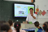 2018年9月1日，湖北省襄阳市保康县歇马镇莫家垭教学点教师乔永斌给学生们上课。