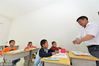 2018年9月1日，湖北省襄阳市保康县歇马镇莫家垭教学点教师乔永斌给4名二年级学生上课。