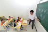 2018年9月1日，湖北省襄阳市保康县歇马镇莫家垭教学点教师乔永斌给4名二年级学生上课。
