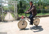 2009年5月6日，青岛市民关百华在展示自己的发明“多角自行车”。这个自行车骑起来没有颠簸感。彭岩/视觉中国