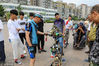 2017年6月25日，辽宁丹东，鸭绿江畔，徐元谋的“高能自行车”引来市民围观。棋簿紫/视觉中国