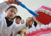 2018年9月20日，连云港市海州区幼教中心砚池幼儿园，小朋友在学习正确的刷牙方法。耿玉和/视觉中国