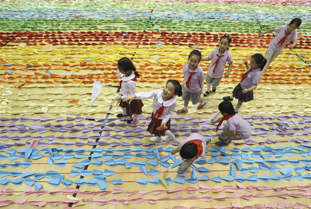 北京：中国儿童制作万千纸飞机 创造吉尼斯世界纪录