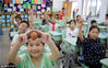 2018年9月21日，江苏省苏州市平江实验学校的小朋友在做“竖蛋”游戏。