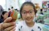 2018年9月21日，江苏省苏州市平江实验学校的小朋友在展示带有“秋分”字样的彩蛋。