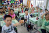 2018年9月21日，江苏省苏州市平江实验学校的小朋友在做“竖蛋”游戏。王建康 /视觉中国
