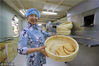2018年9月21日，山东淄博周村烧饼博物馆，游客在在烧饼制作技师的指导下，制作周村烧饼并品尝自己烧饼作品的芬芳。