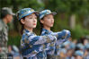 2018年9月22日，江苏南京，南京艺术学院的大一新生放弃中秋假期的休息时间继续军训，当日，新生们在军训间隙大秀一字马、托举等功夫，向大家展示优美的舞蹈基本功。