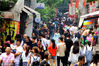 2018年9月23日，中秋小长假，杭州塘栖古镇游客众多，人头攒动，充满了喜庆洋溢的节日气氛。柱子/视觉中国