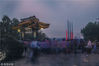 2018年9月22日晚，江苏无锡，为庆祝中秋佳节，绚烂烟花在鼋头渚上空绚烂绽放。等带烟花绽放的游客。应小兰/视觉中国
