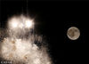 当地时间2016年8月18日，马耳他Kirkop，当地庆祝Saint Leonard节日，燃放烟花，烟花绽放夜空与满月相互映照十分美丽。Reuters/视觉中国
