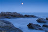 2013年11月17日，山东省日照市，一轮明月从海上跃出。（二次曝光）范海波/视觉中国