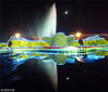 2010年9月23日傍晚，北京，天安门广场的国庆花卉已布置完毕，景观照明全部开启，中心花坛的喷泉进行首次调试。龚文豹/视觉中国
