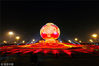 2011年10月04日，北京，“祝福祖国”的大型花坛屹立在天安门广场中央，花坛的主体部分为一只喜庆的大红灯笼，底部衬托着由花草组成的祥云图案，南北两侧分别立有“1949-2011”、“祝福祖国”等字符。灯笼、中国结、祥云等传统元素，以及中国红和金色等代表中国喜庆颜色的运用，使花坛的中国传统文化韵味十足。花坛整体造型简洁、主题鲜明、热烈喜庆，表现了对祖国繁荣富强、欣欣向荣的美好祝福。苏阳/视觉中国