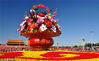 2016年9月28日，北京，国庆节临近，京城天气晴好，天安门广场花团锦簇充满节日气氛。“祝福祖国”主题花坛前，各地游客和市民纷纷拍照留念。FRANK/视觉中国