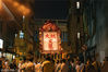 2018年9月23日，香港举行大坑舞火龙活动庆祝中秋节。在香港，中秋除了吃月饼、赏花灯，还有一项独特习俗——大坑舞火龙。中秋节前，香港的“火龙”艺人们又忙碌了起来，扎火龙、清道路，为即将来临的表演做足准备。节日期间，“舞火龙”的队伍走进铜锣湾大坑的大街小巷，蜿蜒起伏的火龙在锣鼓声中欢腾起舞，热闹非凡，平日宁静的街区变得火光闪烁。这项传承了百余年的风俗，不仅寄托了香港人对中秋团圆的美好祈愿，也让人感受着时尚都会和传统文化的奇妙融合。Anthony Kwan/视觉中国