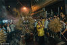 2018年9月23日，香港举行大坑舞火龙活动庆祝中秋节。在香港，中秋除了吃月饼、赏花灯，还有一项独特习俗——大坑舞火龙。中秋节前，香港的“火龙”艺人们又忙碌了起来，扎火龙、清道路，为即将来临的表演做足准备。节日期间，“舞火龙”的队伍走进铜锣湾大坑的大街小巷，蜿蜒起伏的火龙在锣鼓声中欢腾起舞，热闹非凡，平日宁静的街区变得火光闪烁。这项传承了百余年的风俗，不仅寄托了香港人对中秋团圆的美好祈愿，也让人感受着时尚都会和传统文化的奇妙融合。