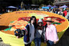 2018年9月23日，河南洛阳老君山。为庆祝中秋佳节的到来，景区工作人员用9999枚月饼绘制成“花好月圆”的图案为中秋送上祝福。