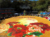 2018年9月23日，河南洛阳老君山。为庆祝中秋佳节的到来，景区工作人员用9999枚月饼绘制成“花好月圆”的图案为中秋送上祝福。