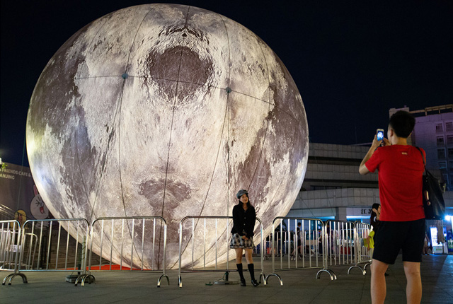 南京：超级“月亮”扮靓中秋 引市民争相拍照