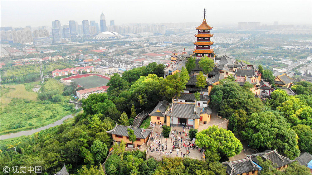 江苏南通:中秋节小长假期间 游客登狼山风景区观景休闲